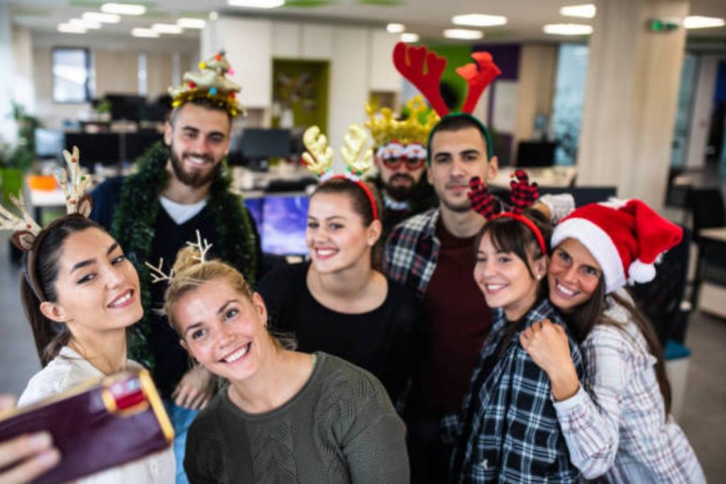 https://www.globalmarketingguide.com/the-dos-and-donts-of-planning-an-office-christmas-party/