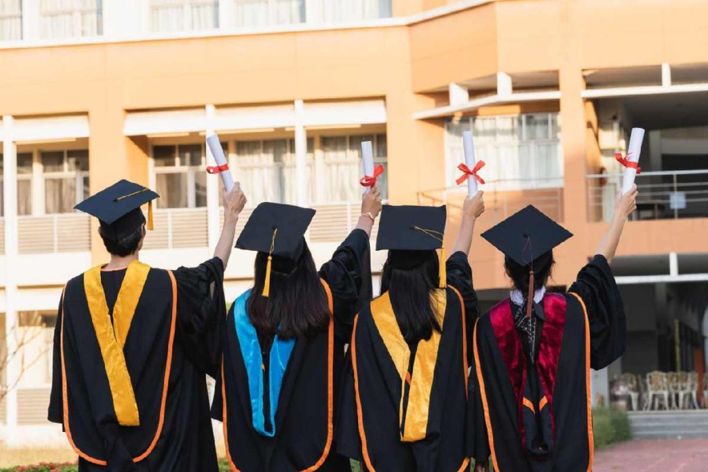 The Role of Internships and Industry Projects in Enhancing MBA Education in Singapore